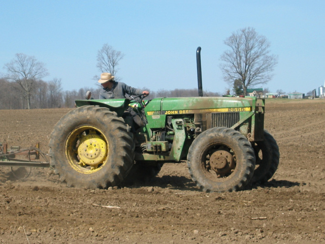 traktor na poli může být v pohodě pod kontrolou
